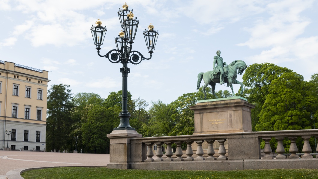 Oslo—Regal, tailored palace lighting 1