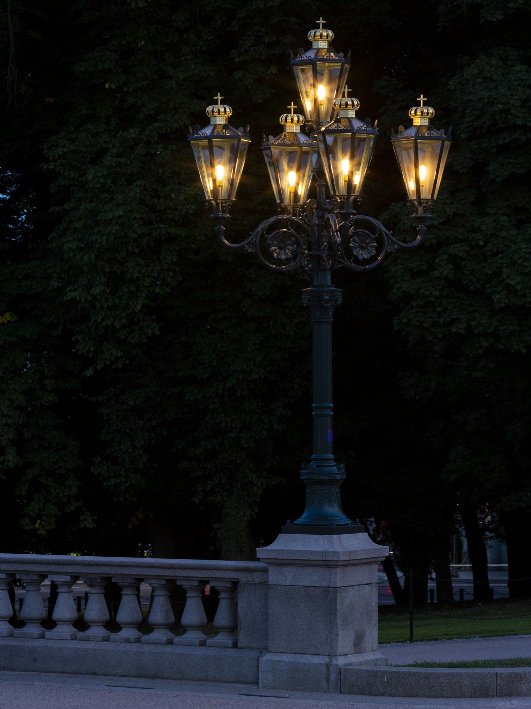 Oslo—Regal, tailored palace lighting 2