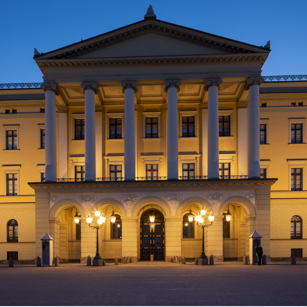Oslo—Regal, tailored palace lighting 5