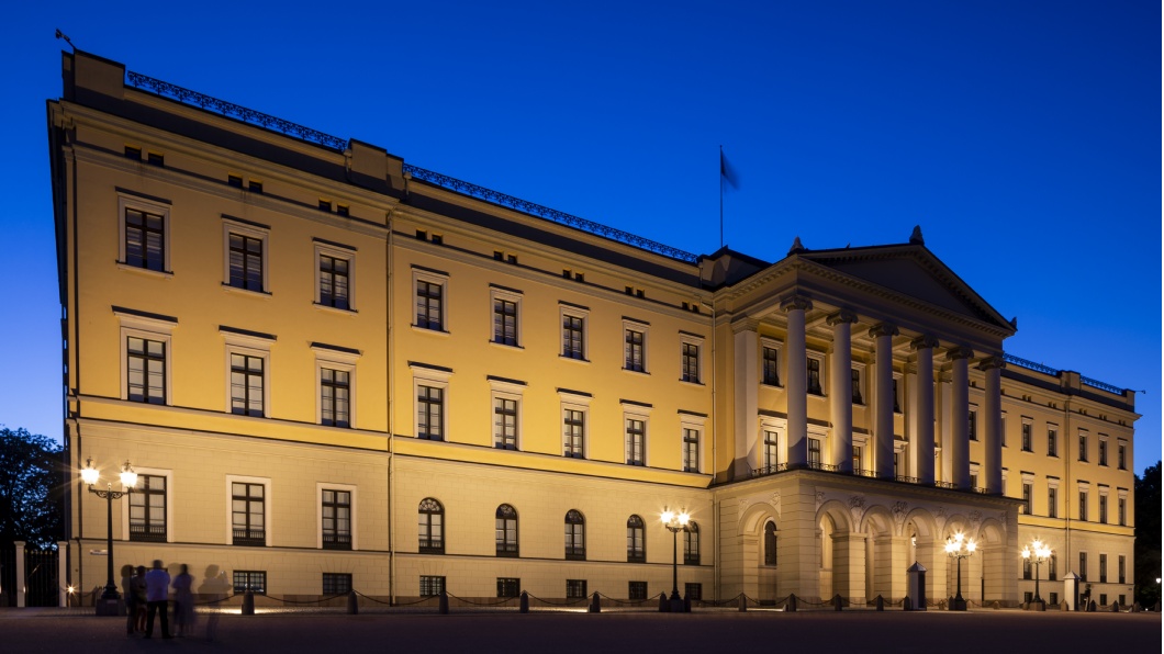Oslo—Regal, tailored palace lighting 3